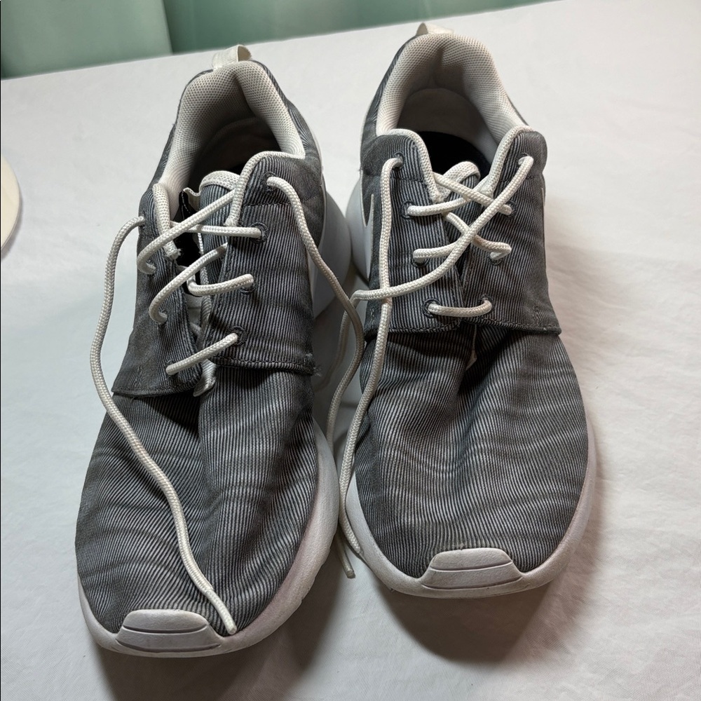 Nike Tennis Shoes women’s size 7 - Picture 5 of 6